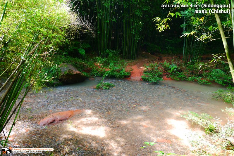 น้ำใสจนเห็นก้อนหินเรียงราย ที่อุทยานน้ำตก 4 ถ้ำ (Sidonggou) : อุทยานน้ำตกดังของชื่อสุ่ย (Chishui)