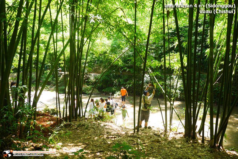 นักท่องเที่ยวลงเล่นน้ำตามจุดต่างๆ ที่อุทยานน้ำตก 4 ถ้ำ (Sidonggou) : อุทยานน้ำตกดังของชื่อสุ่ย (Chishui)