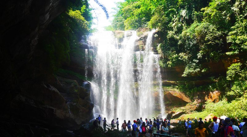 ถึงแล้ว สุดยอดไฮไลต์ "น้ำตกมังกรขาว" ที่ อุทยานน้ำตก 4 ถ้ำ (Sidonggou) ใหญ่และสวยงาม : อุทยานน้ำตกดังของชื่อสุ่ย (Chishui)