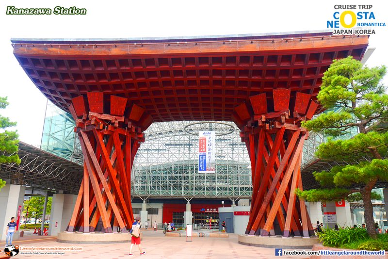 ประตูไม้ Tsuzumi-mon เป็นสัญลักษณ์ของเครื่องดนตรีพื้นบ้านของญี่ปุ่น เรียกว่า tsuzumi หรือกลองขนาดเล็ก : ทริปล่องเรือสำราญ Costa neoRomantica เที่ยวคานาซาวะ (Kanazawa)