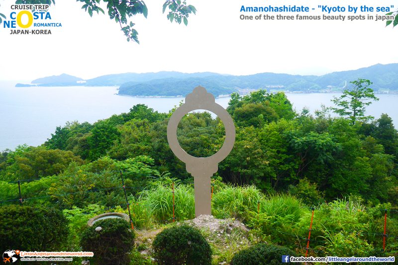 โยนให้เข้าในรูตรงกลางจะสมหวัง/โชคดี โยนหินเสี่ยงทาย หนึ่งในกิจกรรมที่ได้รับความนิยมของนักท่องเที่ยว บริเวณ จุดชมวิว Amanohashidate : รีวิวล่องเรือสำราญ : Amanohashidate Maizuru