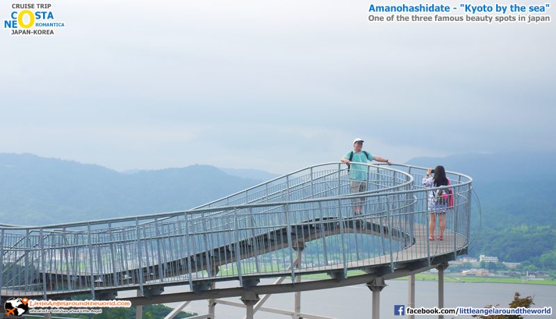 จุดถ่ายภาพที่ได้รับความนิยมมาก บนสะพานลอยฟ้า ณ จุดชมวิว Amanohashidate : รีวิวล่องเรือสำราญ : Amanohashidate Maizuru