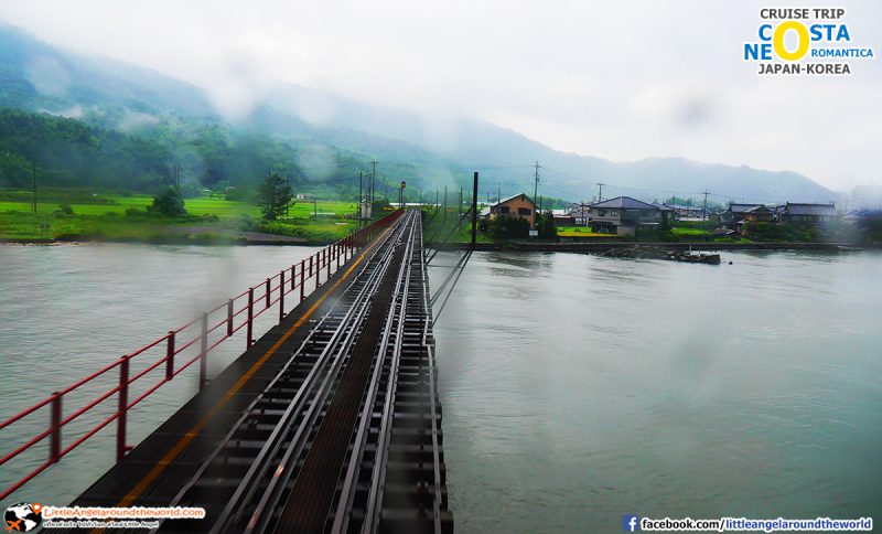 วิวทางรถไฟข้ามแม่น้ำ ระหว่างทางกลับสถานี Nishi-Maizuru : รีวิวล่องเรือสำราญ : Amanohashidate Maizuru
