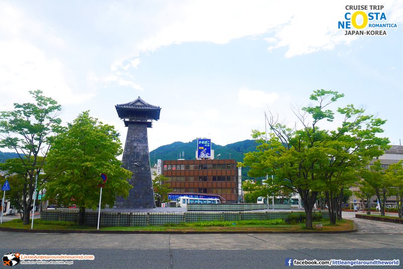 ด้านหน้าสถานีรถไฟ Nishi Maizuru เป็นที่ตั้งของหอนาฬิกา : รีวิวล่องเรือสำราญ : Amanohashidate Maizuru