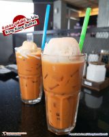 ด้านหน้า ชาไทย ด้านหลัง ชาไทยโฟล์ท รวมอยู่ในบุฟเฟ่ต์ ที่ ร้าน คิงคอง บุฟเฟ่ต์ (King Kong Buffet) สาขาทาวน์ อิน ทาวน์